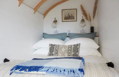 The Cabana Luxury Award Winning Tiny Home with Hot Tub and Private Garden 2 mins Walk to Ryde Beach - Photo 3