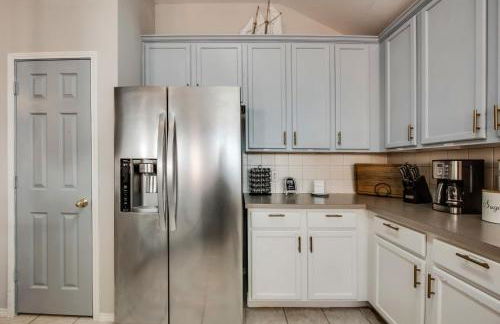 Heart of Grand Prairie 4BD with Pool & Game Room - Foto 15