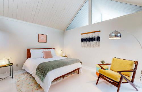 Mid-Century Marvel - Photo 16