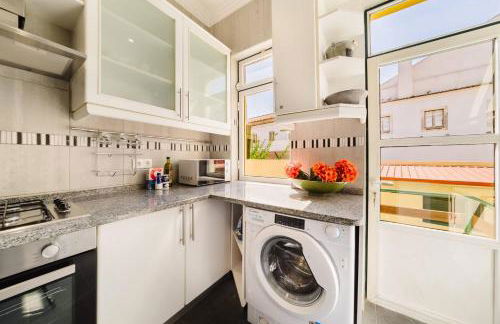 Chiado Gem Private Pool & Patio Retreat - Photo 53