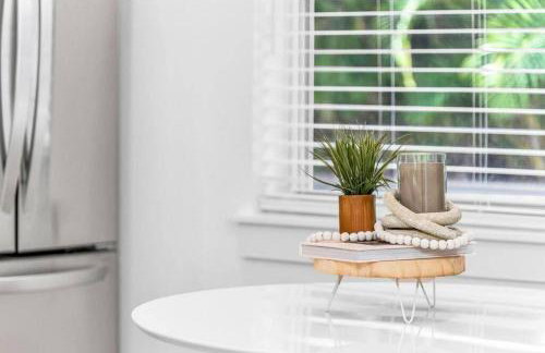 Lux Beachside 2nd Floor Condo 3 Steps to the Beach! - Foto 28