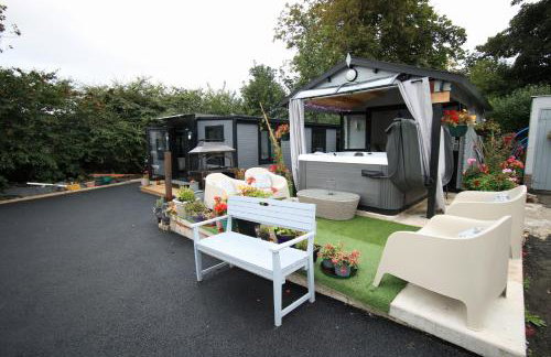 Sunset Retreat Cabin, Private Hot Tub with Mini Cinema Projector & Garden views - Foto 69