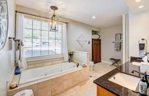 Lake Access and On-Site Creek Lake Toxaway Home! - Foto 18