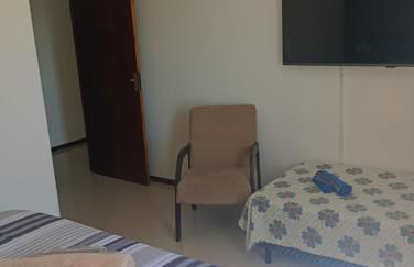 Terraço Familiar , 2 quartos com ar condicionado, 2 banheiros, churrasqueira a carvão , wi-fi, vaga para 2 carros suporta até 7 pessoas - Foto 7