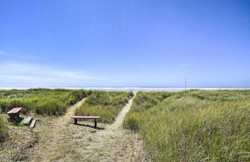 Coastal PNW Gem with Hot Tub - Walk to Beach! - Foto 30