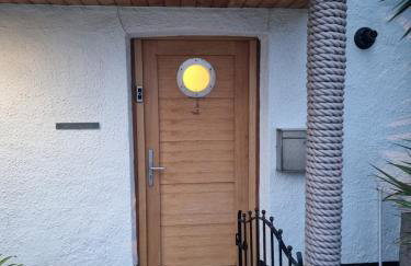 Neet Retreat - sleeps 7 next to beach - Foto 2