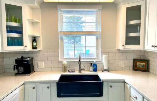 Coastal Cape Cod w/ King Bed, Game Room, & Bikes! - Foto 13