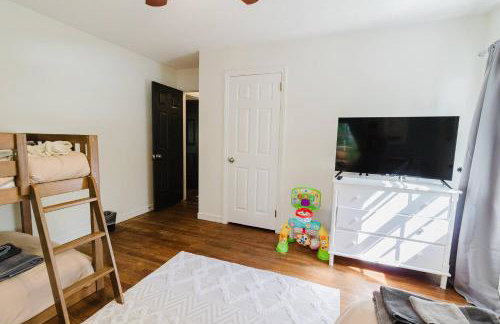 Exclusive Lux Home Near Town • Game Rm • Gym • 4BR - Photo 54