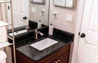 Modern 3BR Home, Saltwater Pool, Fenced Yard - Foto 16