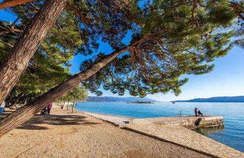 Beachfront apartment with pool, panoramic sea view - by Traveler tourist agency Krk - ID 2390 - Foto 10