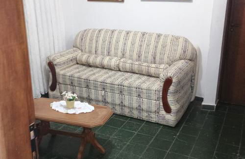 Casa com piscina para até 6 pessoas com duas camas de casal e sofá-cama casal - Foto 17