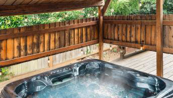 Kirkland Oasis Chic Basement Retreat with Hot Tub - Foto 3