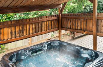 Kirkland Oasis Chic Basement Retreat with Hot Tub - Foto 3