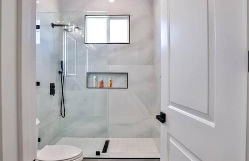 H&H New Built 2023 Hidden Gem Heart of OC 3 Queen Beds - Foto 26