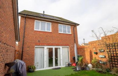 Impressive 4 Bed House Sleeps 8 - Private Parking Fast Wi-Fi Netflix & Foosball, Business Insurance and Leisure Travellers Welcome - Foto 31