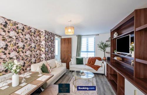 Luxury Retreat For 10 Short Lets & Serviced Accommodation Manchester with Hot Tub and Spacious Garden - Foto 21