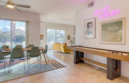 Pool + Hot Tub, Yard, Games Chic Midcentury Design Painted Sand by Avantstay - Foto 8