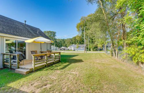 Wayland Retreat with Deck Walk to Downtown! - Foto 24