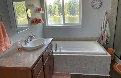 Peaceful Lakefront Retreat - Foto 21
