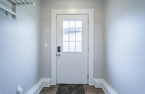 Contemporary 2BR2BA w-King - Den - Private Entry-Yard - Foto 11
