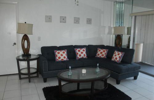 2 Bed 2 Bath Condo with Amenities - Foto 2