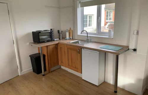 1 Bedroom annex, private bathroom, peaceful area - Photo 7