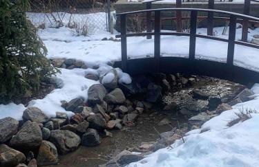 Spacious cozy chalet huge deck over seasonal creek - Foto 33