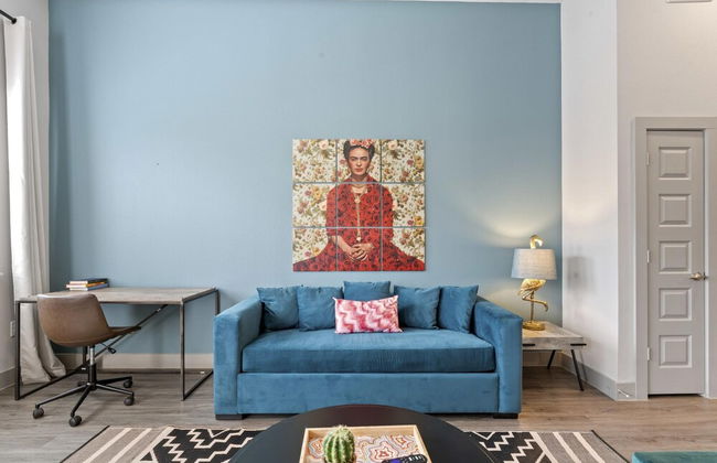 Grand 1BR King Suite Close to Downtown w Fast Wifi - Foto 12