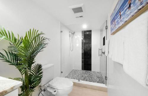 Luxury direct oceanfront corner with large private balcony, heated pool and garage - Photo 13