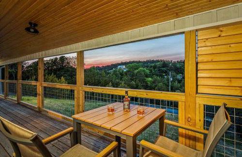 TN Whiskey Cabin- Lake and Mtn Views- Covered Deck- Game Room- Pool Table- Pets - Foto 27