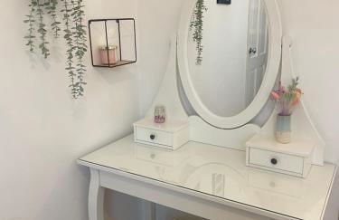 Hoole House- Bright and modern 2 bedroom house, close to Chester train station and the City Centre - Photo 15