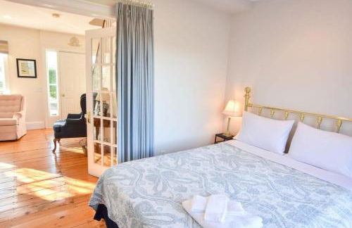 Waterfront Fun at this Huge Family Estate - Foto 60