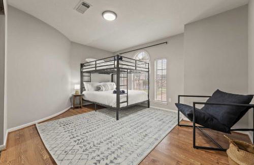 Gorgeous 6BR 3 5 Bth Home with Pool and Game Room - Photo 39