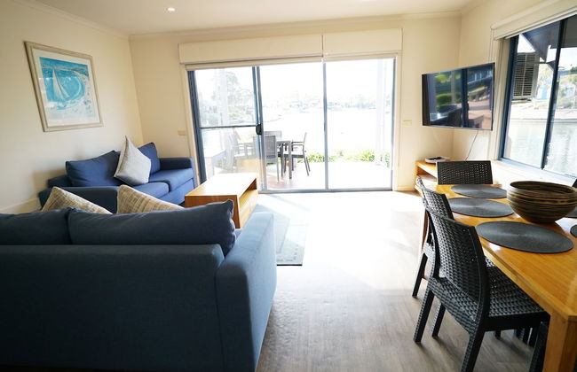 Captains Cove Resort - Waterfront Apartment - Photo 11