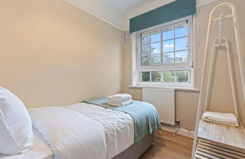 Modern 4 Bed house Ideal for Groups, Contractors near City Airport & O2 Arena, free parking & Wifi included - Foto 16