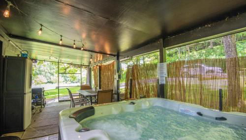 New River Views & Access - Hot Tub, Gazebo, Fire Pit, Next to Riverside Canoeing! - Foto 2