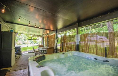 New River Views & Access - Hot Tub, Gazebo, Fire Pit, Next to Riverside Canoeing! - Foto 2