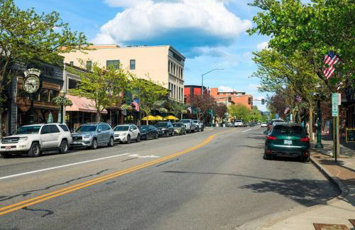 Hot Tub and Spacious Backyard Close to Lake! - Foto 18