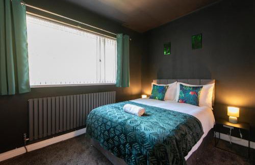 Large House for Groups with Huge Driveway - FREE PARKING - Photo 18