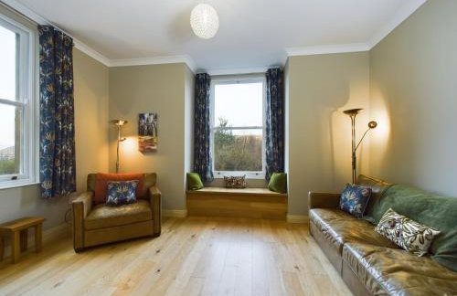 Mourne Mountain Bliss, Rostrevor 4BR Cottage with Patio & BBQ ideal for a relaxing getaway - Photo 6