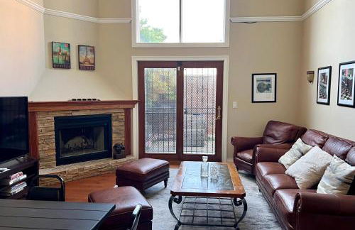 4 Bedroom Home in Best Location Parking Fireplace Back Yard Pets Welcome - Foto 10