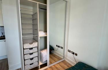 Cosy High Street Apartment 30 seconds from station - Foto 12