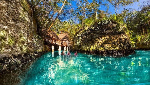 Nadando com as amigas no parque Xcaret