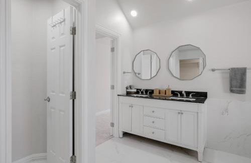 Glamorous Mansion w Private Pool and Cinema Room - Photo 28