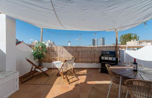 Urban Charm Rooftop Apartment with Vista - Photo 17