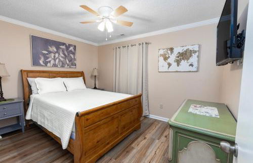 3-Bedroom Home with King Bed, Smart TVs & Fenced Yard - Foto 20