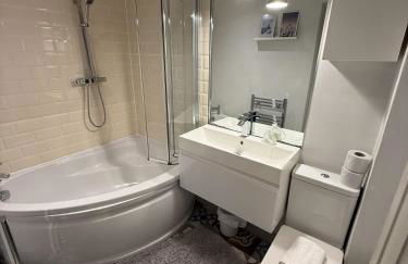 Cosy 4BR house, West Didsbury, bars and restaurants close by, Free Parking, Sleeps 8 - Photo 34