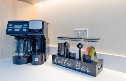 City Skyline Views & Rooftop Pool at District 225 - Foto 21