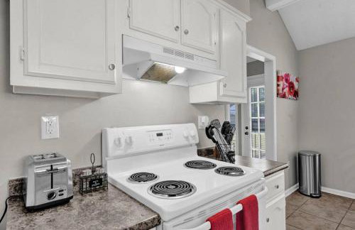 Glamorous 3BR 2BA house w/ large fenced backyard - Foto 34