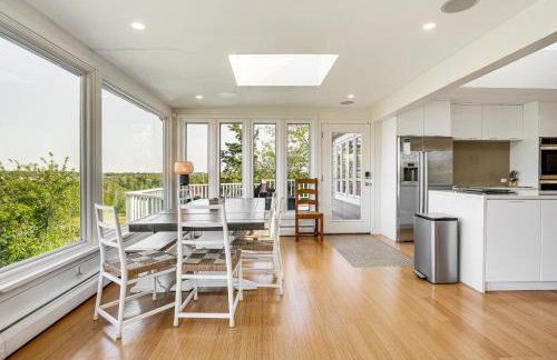 Elegant Gloucester Beach Getaway with Ocean Views! - Foto 9